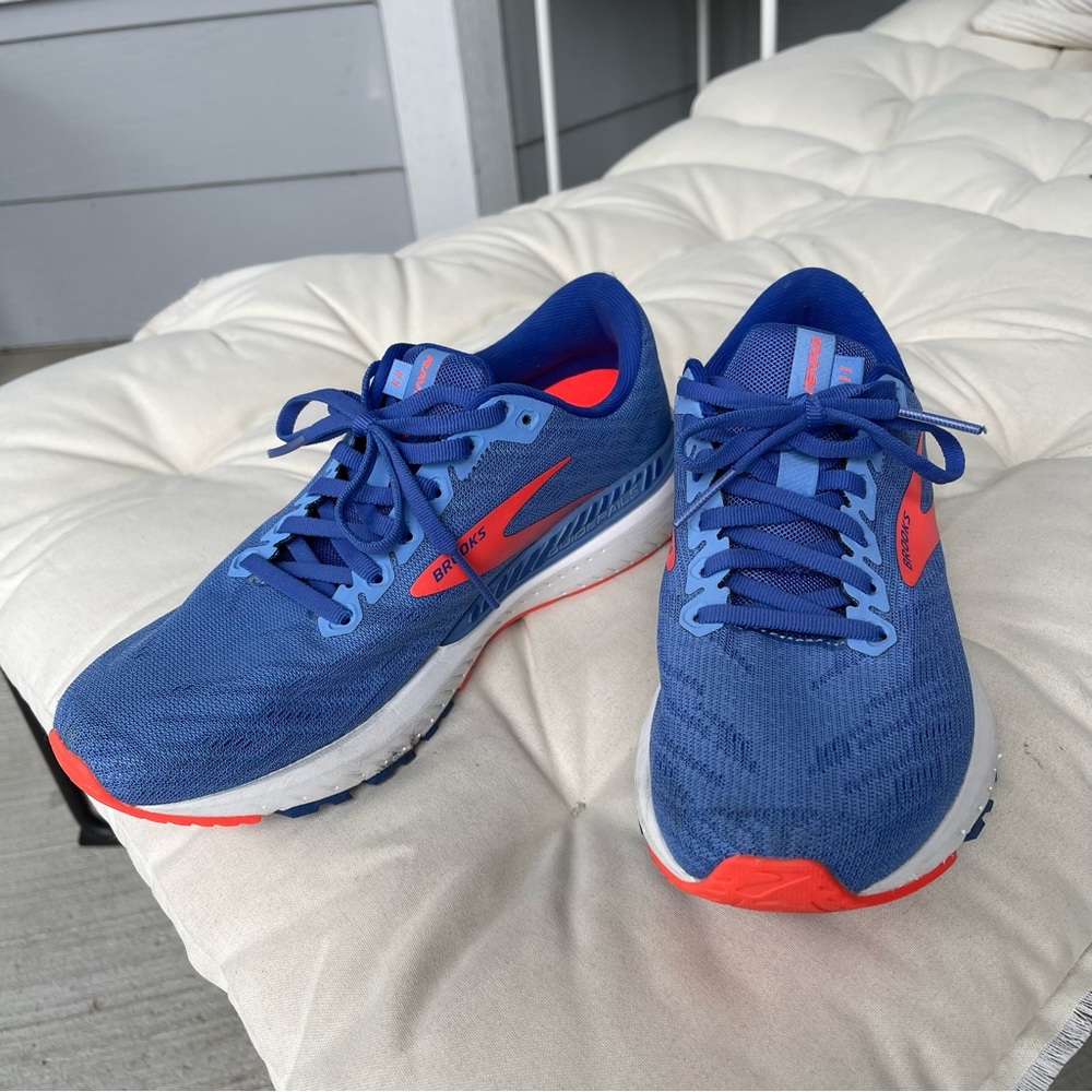Brooks Ravenna 11, size 7.5, like new (discontinued)